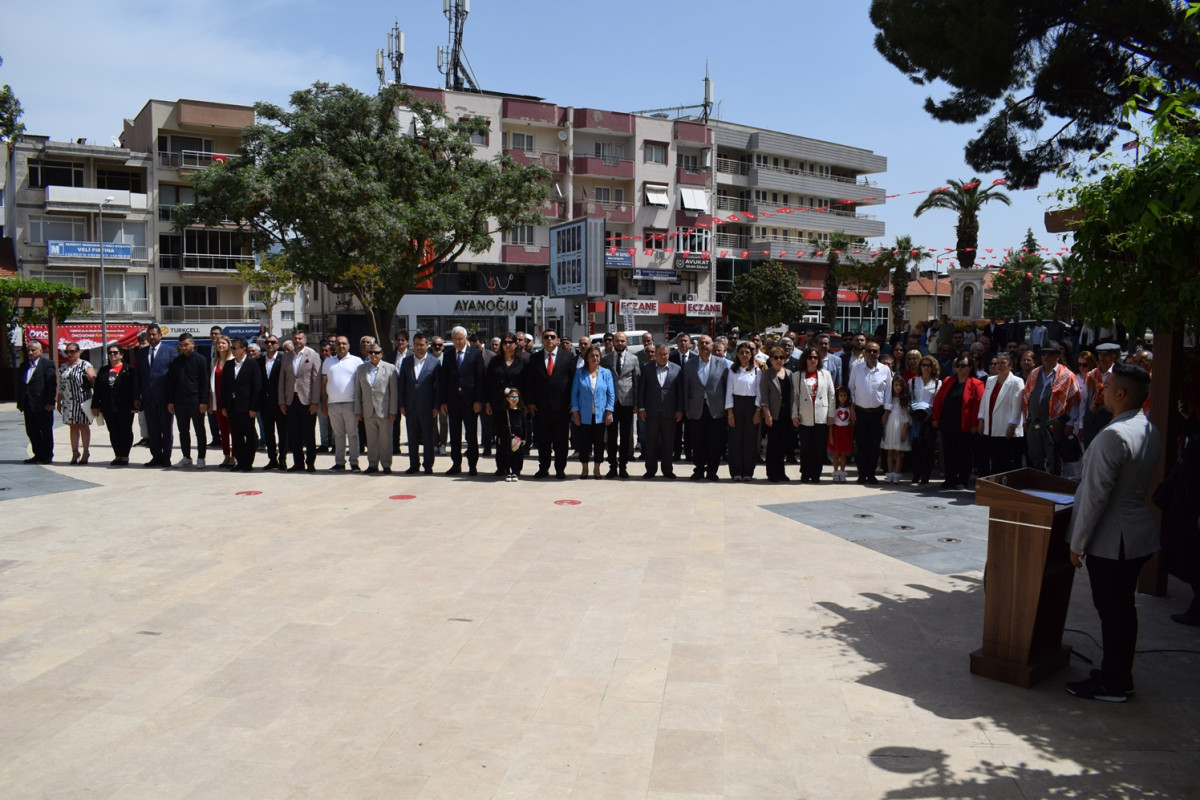 CHP Çelenk Sunma Töreni Düzenledi