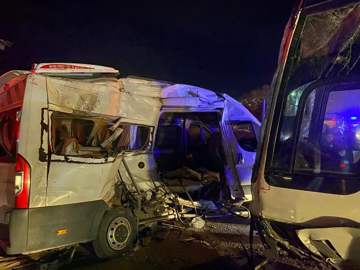 Kemalpaşa'da Feci Kaza: 13 Yaralı